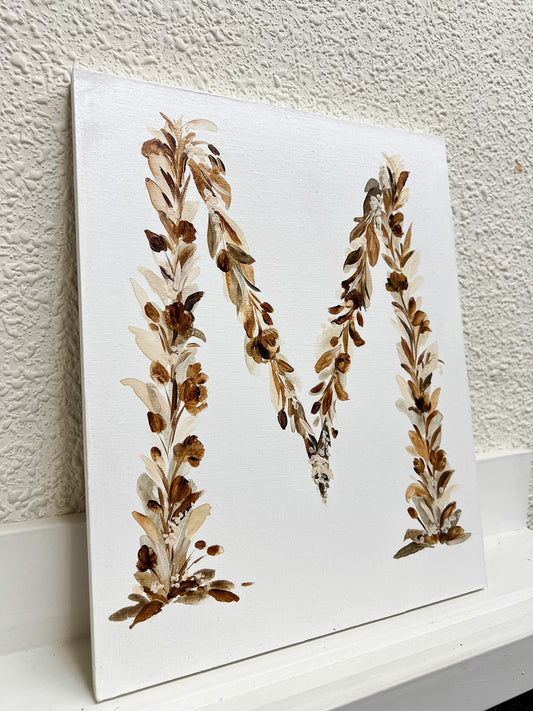 INICIAL M - tabla 27x22 cm